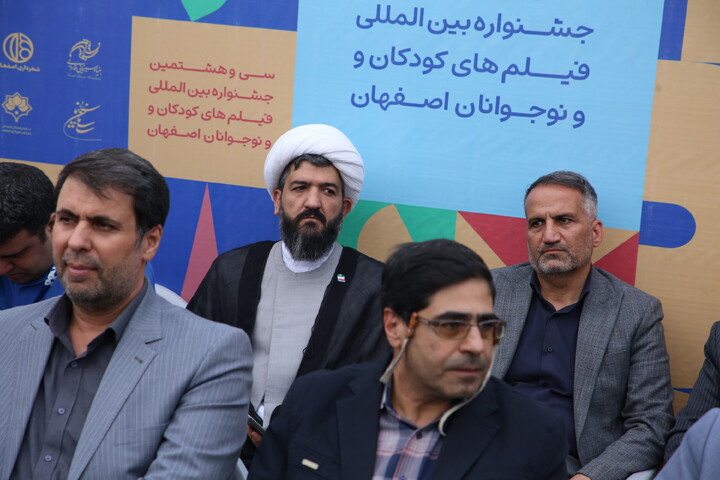 تصاویر/ افتتاحیه معنوی جشنواره فیلم کودکان در جوار قبور مطهر شهدای جنگ رمضان اصفهان