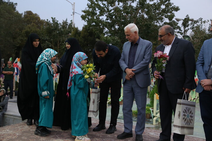 تصاویر/ افتتاحیه معنوی جشنواره فیلم کودکان در جوار قبور مطهر شهدای جنگ رمضان اصفهان