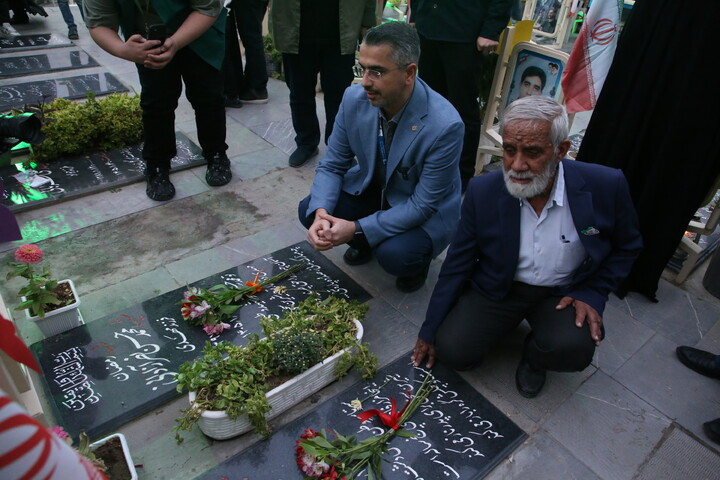 تصاویر/ افتتاحیه معنوی جشنواره فیلم کودکان در جوار قبور مطهر شهدای جنگ رمضان اصفهان