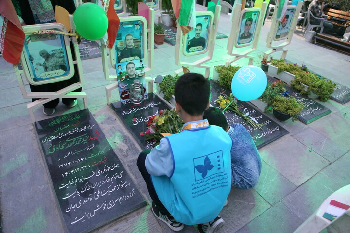 تصاویر/ افتتاحیه معنوی جشنواره فیلم کودکان در جوار قبور مطهر شهدای جنگ رمضان اصفهان
