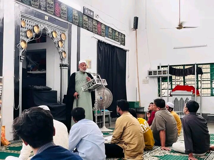 চট্টগ্রামের সদরঘাট ইমামবাড়ায় অনুষ্ঠিত  হলো জুমার নামাজ ও খুতবা। ছবি