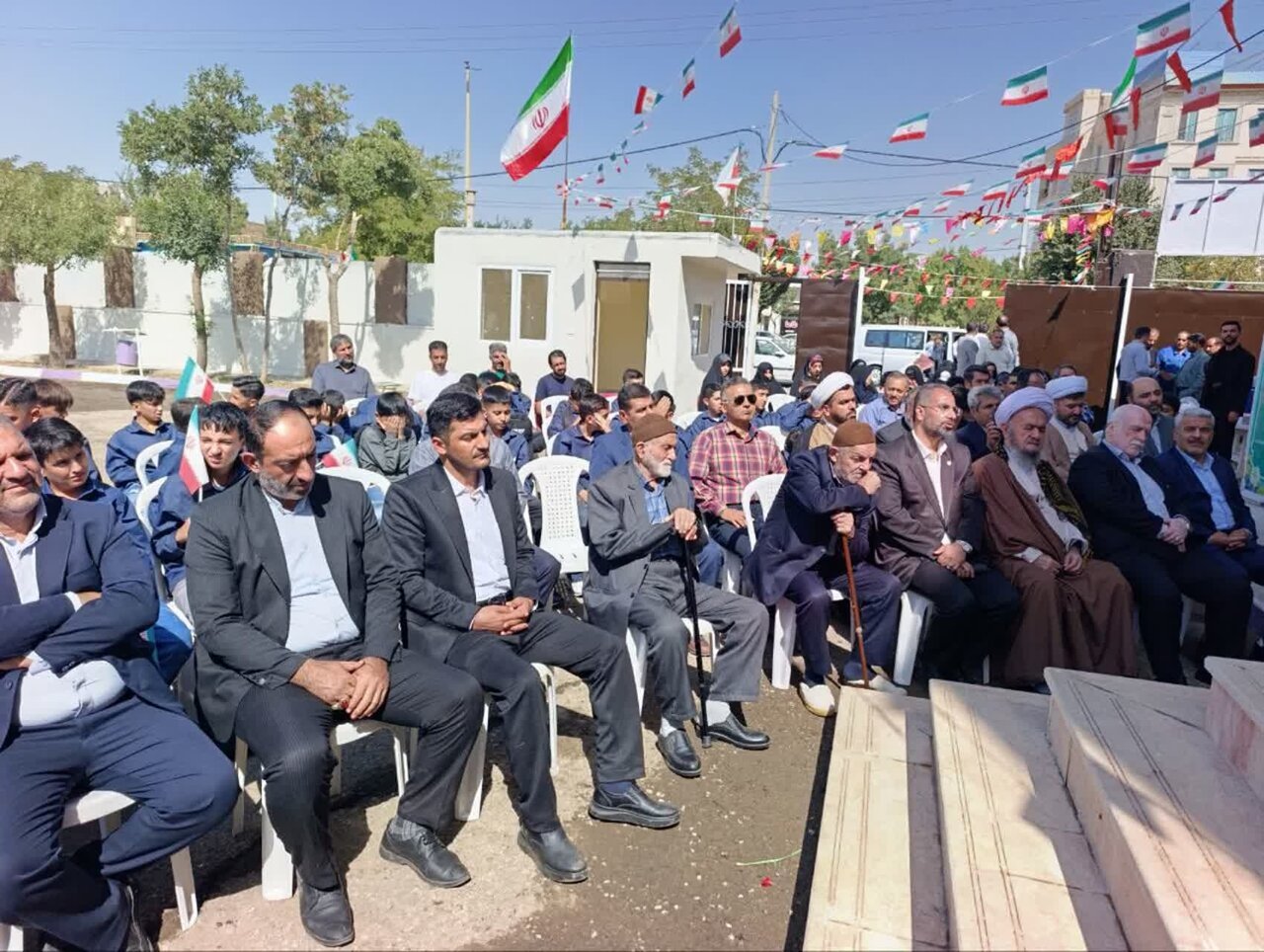 دانش آموزان باید ارزش های اسلامی و ایرانی وهویت خودر ا تقویت کنند /
دانشآموزان، آیندهسازان و جانشینان نسل خدمتگزار کشور هستند