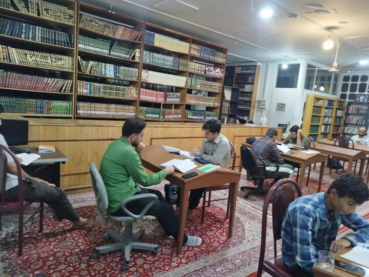 تصاویر/ مباحثه طلاب مدرسه علمیه آیت‌الله مدنی کاشانی(ره)