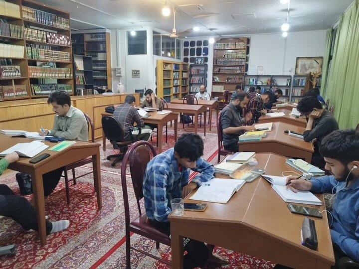 تصاویر/ مباحثه طلاب مدرسه علمیه آیت‌الله مدنی کاشانی(ره)