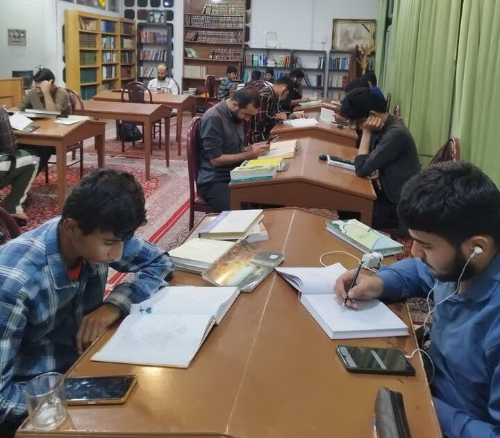 تصاویر/ مباحثه طلاب مدرسه علمیه آیت‌الله مدنی کاشانی(ره)