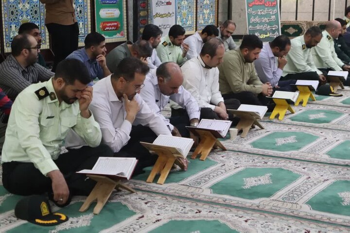 تصاویر/ برگزاری محفل انس با قرآن کریم به مناسبت گرامیداشت هفته انتظامی با حضور ریاست سازمان عقیدتی سیاسی فراجا در محل ستاد