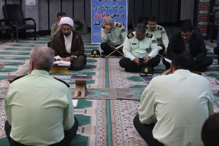 تصاویر/ برگزاری محفل انس با قرآن کریم به مناسبت گرامیداشت هفته انتظامی با حضور ریاست سازمان عقیدتی سیاسی فراجا در محل ستاد