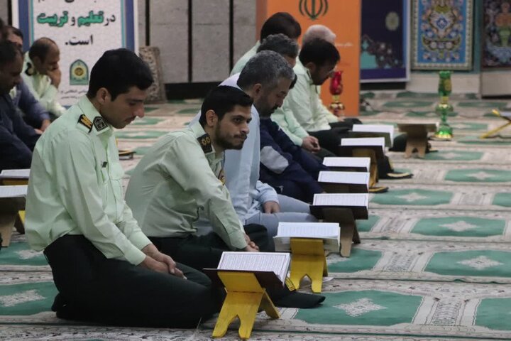 تصاویر/ برگزاری محفل انس با قرآن کریم به مناسبت گرامیداشت هفته انتظامی با حضور ریاست سازمان عقیدتی سیاسی فراجا در محل ستاد