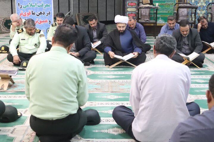 تصاویر/ برگزاری محفل انس با قرآن کریم به مناسبت گرامیداشت هفته انتظامی با حضور ریاست سازمان عقیدتی سیاسی فراجا در محل ستاد