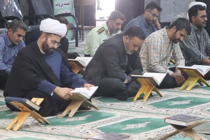 تصاویر/ برگزاری محفل انس با قرآن کریم به مناسبت گرامیداشت هفته انتظامی با حضور ریاست سازمان عقیدتی سیاسی فراجا در محل ستاد