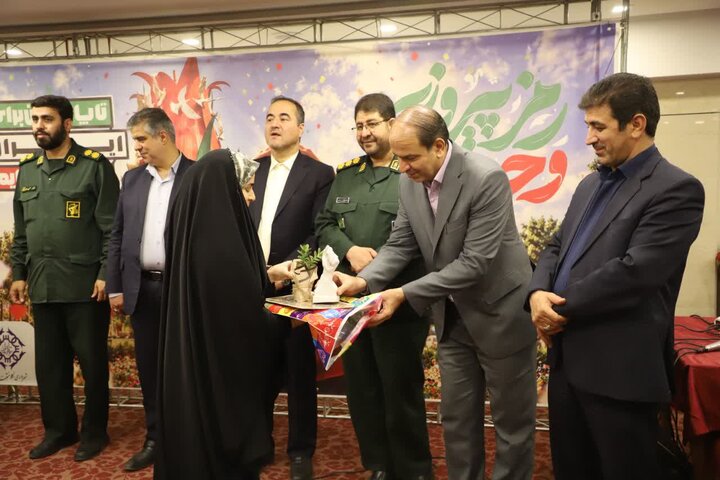 تصاویر/دورهمی جمعی از همسران معظم شهدا با مسئولان استانی در اراک