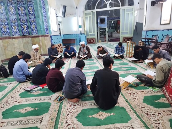 تصاویر/ جلسه قرائت قرآن کریم طلاب مدرسه علمیه آیت‌الله مدنی کاشانی(ره)