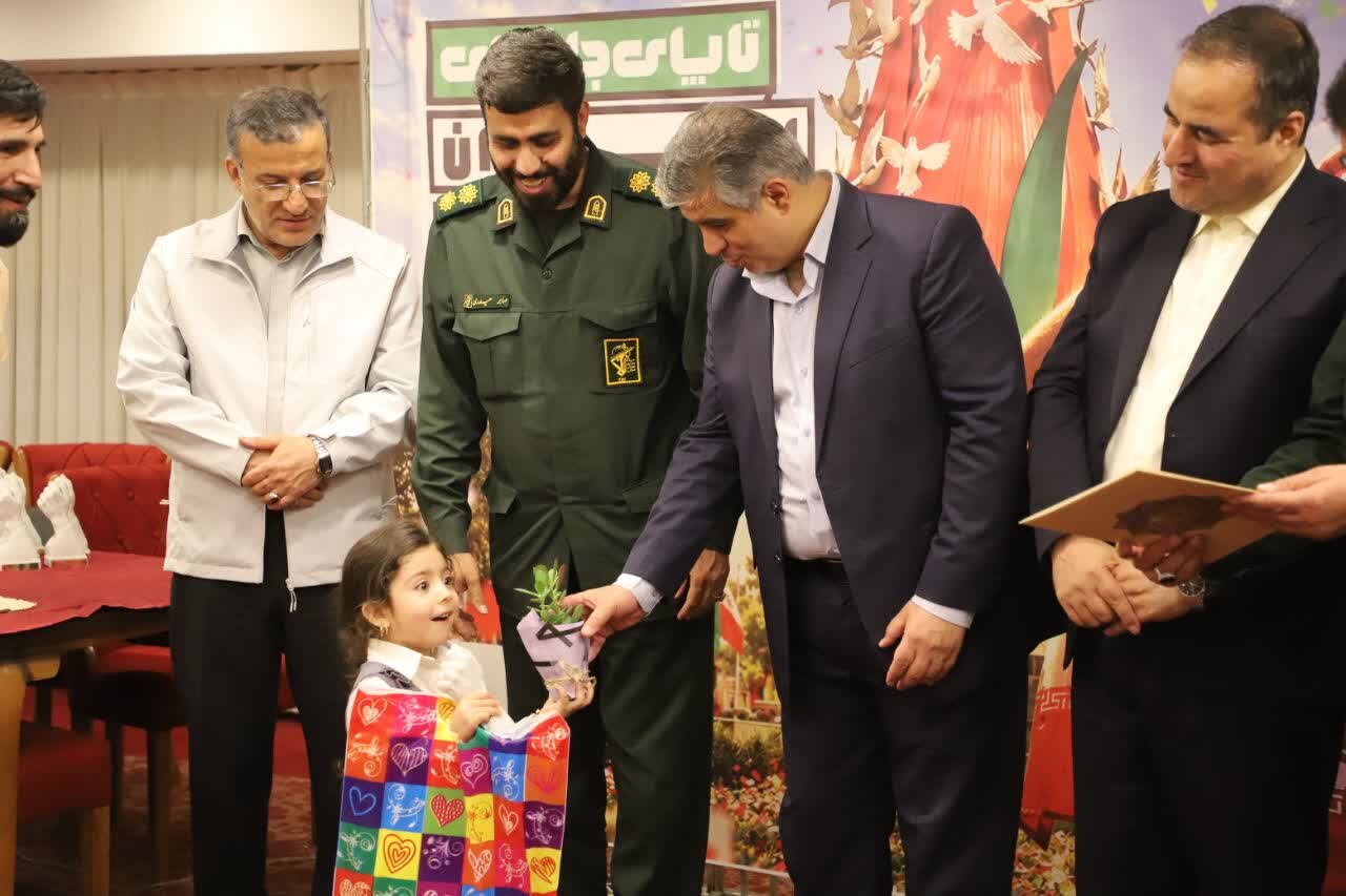 دیدار با خانواده شهدا توان ما را برای ادامه خدمت مضاعف می‌کند