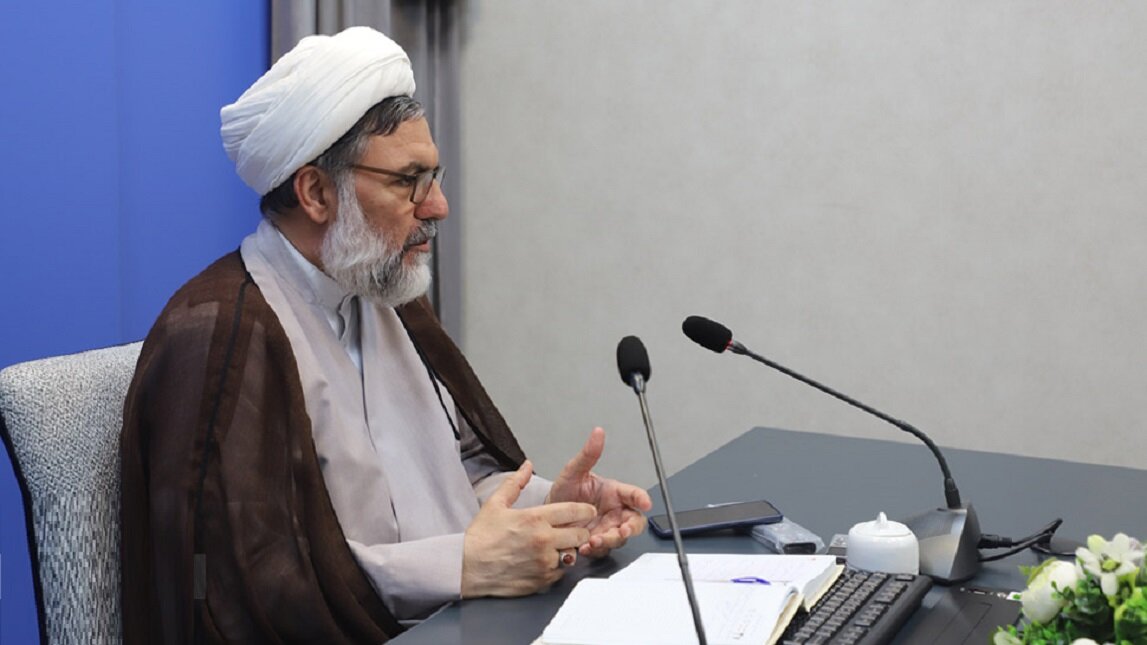 ظرفیت شعر و هنر حوزه نیازمند حمایت جدّی است