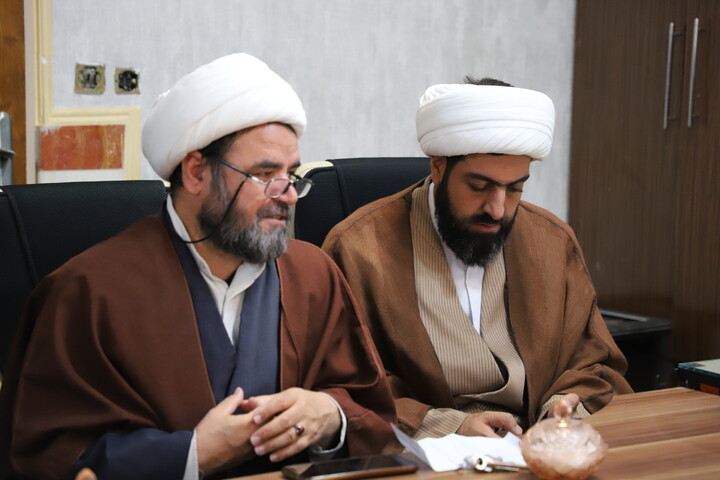 تصاویر/نشست صمیمی نماینده ولی فقیه با کادر و اساتید حوزه علمیه قروه