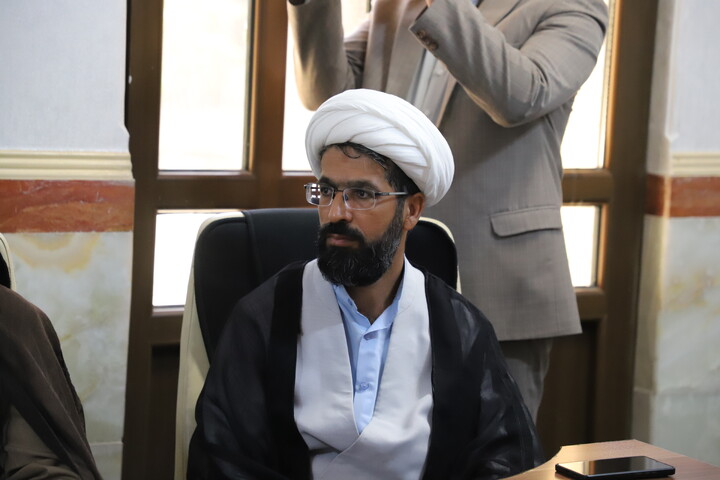 تصاویر/نشست صمیمی نماینده ولی فقیه با کادر و اساتید حوزه علمیه قروه