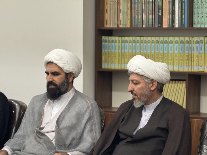 تصاویر/ نشست مشترک معاون منابع انسانی و پشتیبانی حوزه های علمیه و نماینده ولی فقیه در گیلان