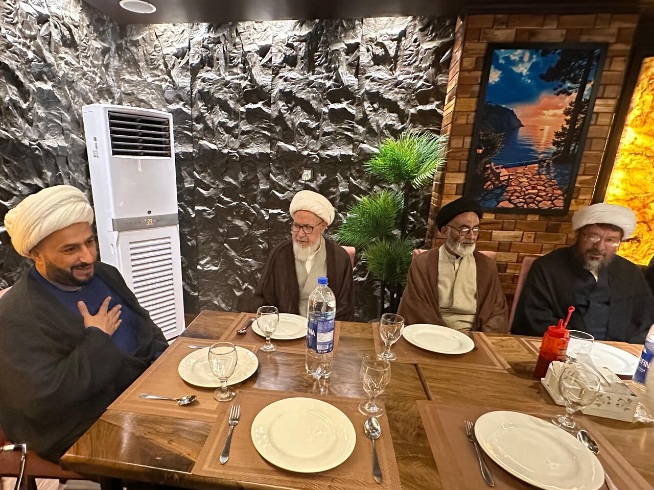 حرمِ امام حسین (ع) کے وفد کے اعزاز میں امام جمعہ سکردو کی جانب سے عشائیہ، بلتستانی نوجوانوں اور زائرین کے مسائل پر اہم گفتگو