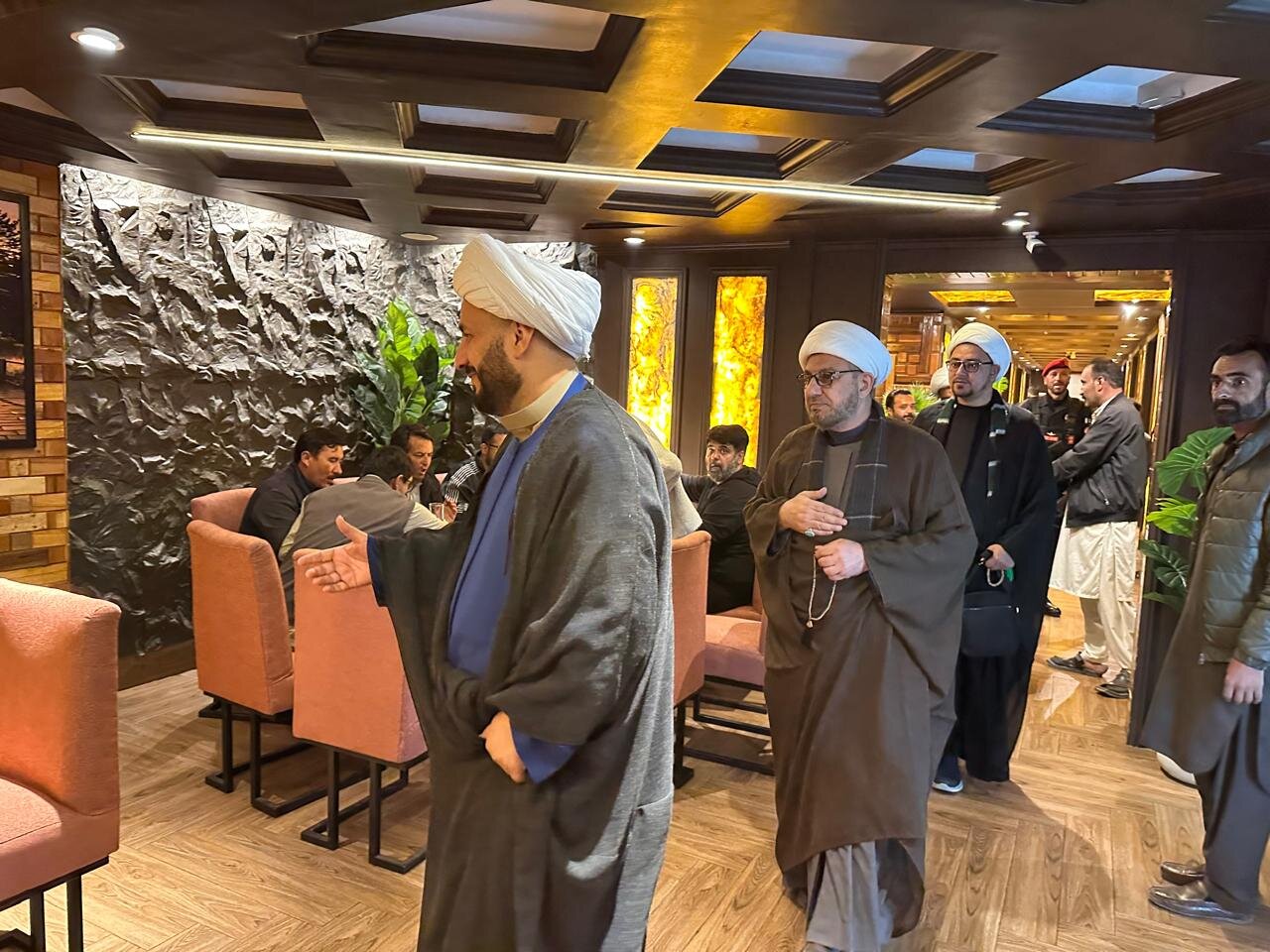 حرمِ امام حسین (ع) کے وفد کے اعزاز میں امام جمعہ سکردو کی جانب سے عشائیہ، بلتستانی نوجوانوں اور زائرین کے مسائل پر اہم گفتگو