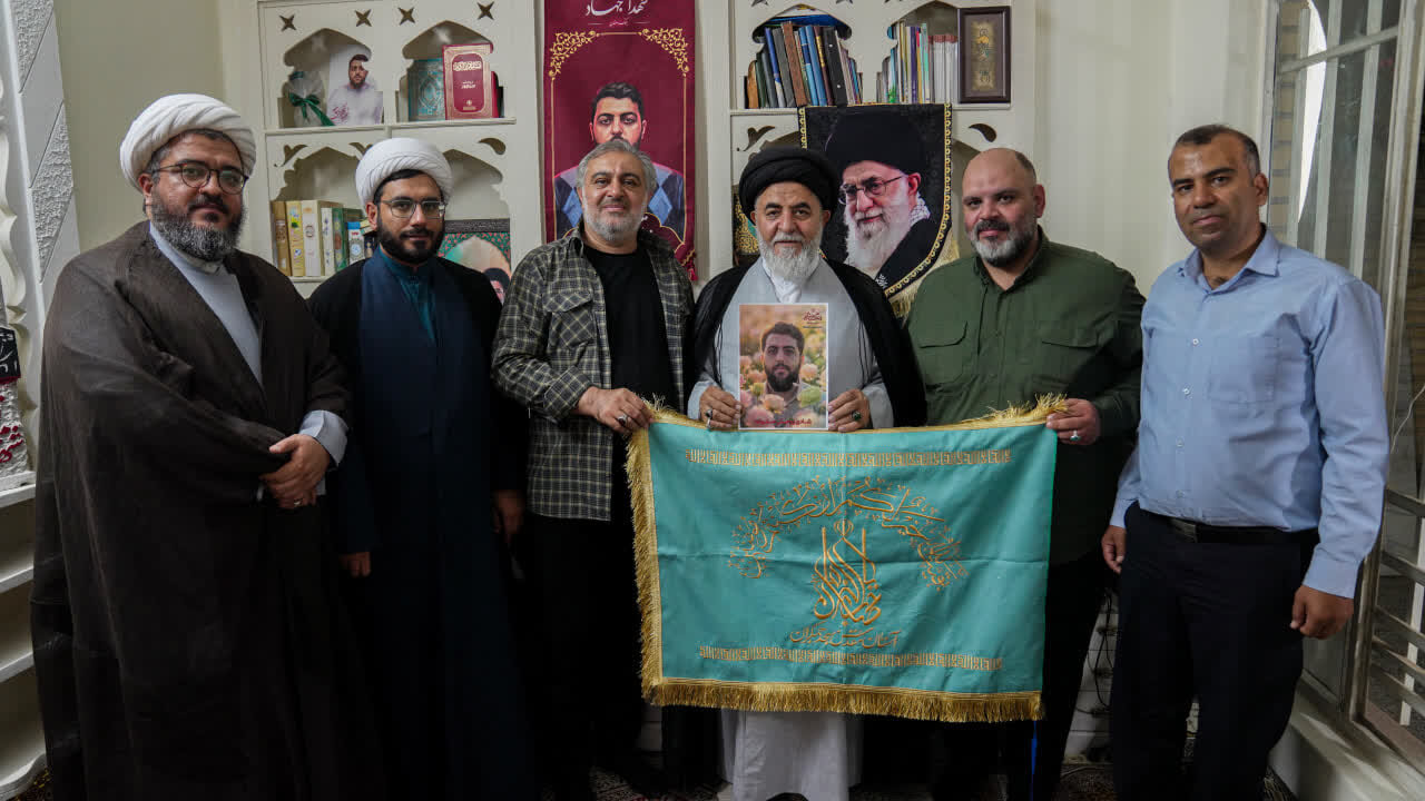 تولیت مسجد مقدس جمکران با خانواده طلبه شهید محمدتقی باعاطفه دیدار کرد