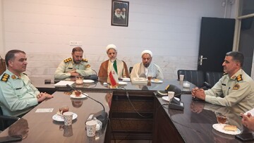 تصاویر/ دیدار فرمانده و کارکنان انتظامی شهرستان ساوه با امام جمعه این شهرستان