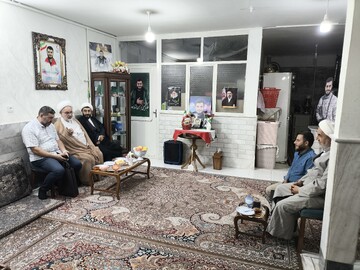 دیدار نمایندگان آیت‌الله اعرافی با خانواده طلبه شهید مختارزاده + تصاویر