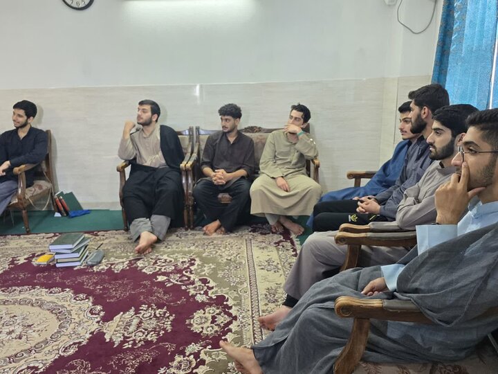 تصاویر/  برگزاری نشست علمی در جمع طلاب مدرسه علمیه روحیه بابل