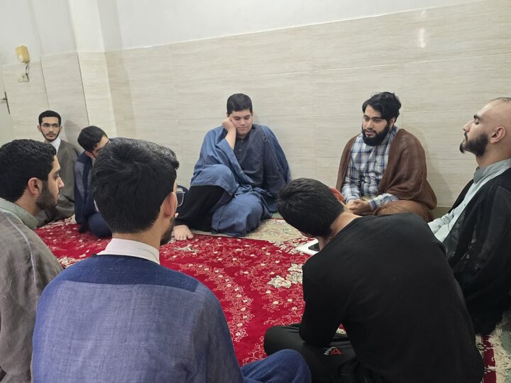 تصاویر/  برگزاری نشست علمی در جمع طلاب مدرسه علمیه روحیه بابل