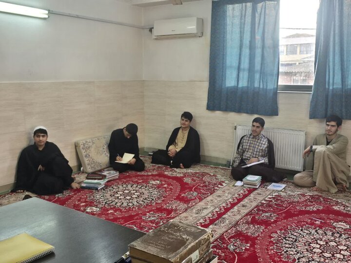 تصاویر/  برگزاری نشست علمی در جمع طلاب مدرسه علمیه روحیه بابل