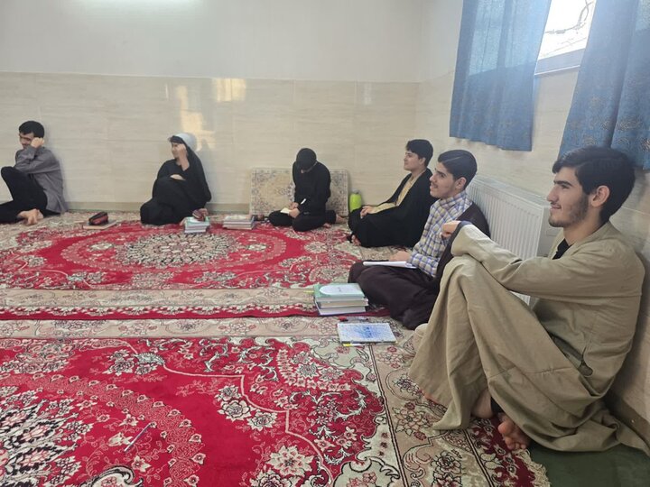 تصاویر/  برگزاری نشست علمی در جمع طلاب مدرسه علمیه روحیه بابل