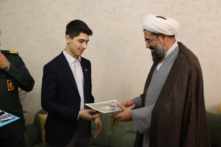 تصاویر / تجلیل امام جمعه همدان از افتخار آفرینی نوجوان همدانی در کنکور