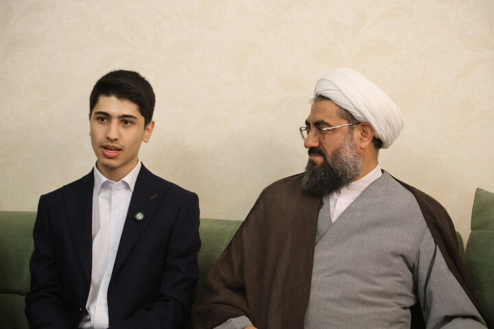 تصاویر / تجلیل امام جمعه همدان از افتخار آفرینی نوجوان همدانی در کنکور