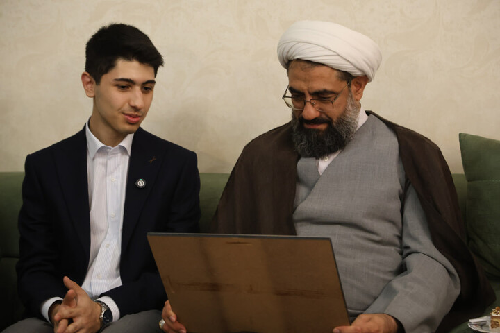 تصاویر / تجلیل امام جمعه همدان از افتخار آفرینی نوجوان همدانی در کنکور