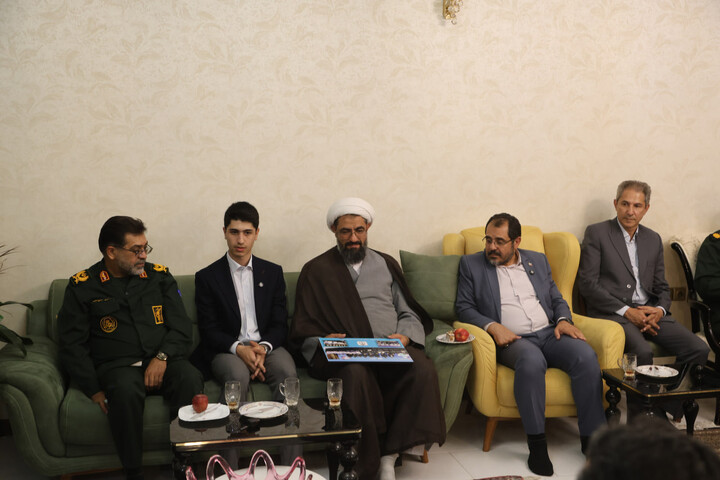 تصاویر / تجلیل امام جمعه همدان از افتخار آفرینی نوجوان همدانی در کنکور