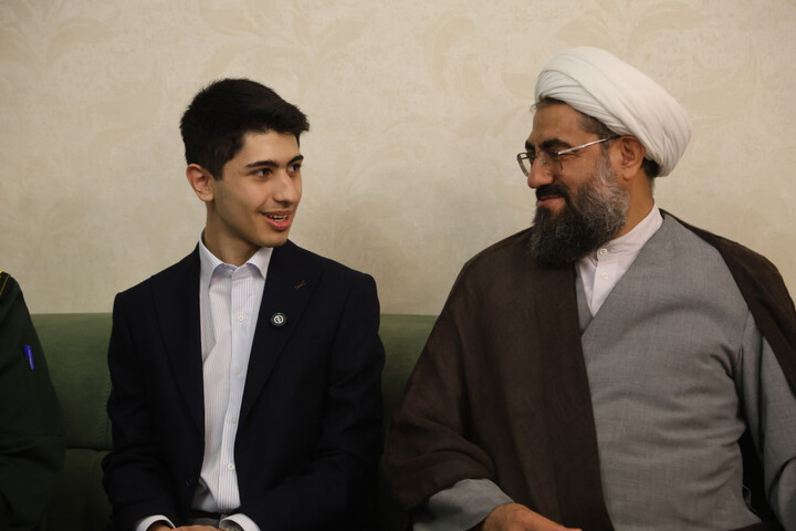 تصاویر / تجلیل امام جمعه همدان از افتخار آفرینی نوجوان همدانی در کنکور