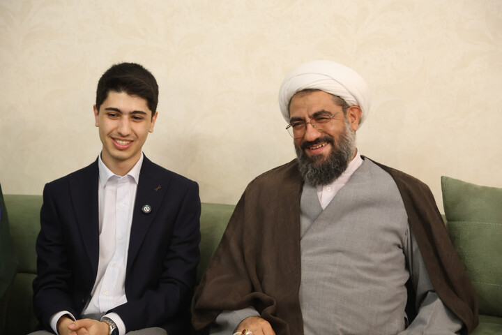 تصاویر / تجلیل امام جمعه همدان از افتخار آفرینی نوجوان همدانی در کنکور