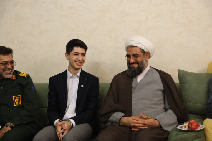 تصاویر / تجلیل امام جمعه همدان از افتخار آفرینی نوجوان همدانی در کنکور