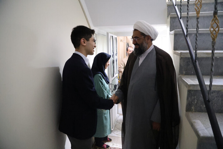 تصاویر / تجلیل امام جمعه همدان از افتخار آفرینی نوجوان همدانی در کنکور