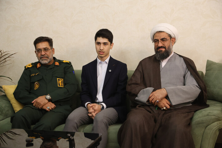 تصاویر / تجلیل امام جمعه همدان از افتخار آفرینی نوجوان همدانی در کنکور