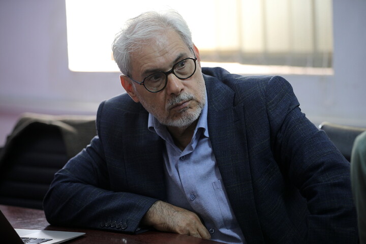 تصاویر/ داوری نهایی دومین و سومین پویش عکس «طریق العلماء» با حضور جمعی از اساتید و چهره‌های برجسته عرصه عکاسی در دبیرخانه دائمی جشنواره هنر آسمانی حوزه علمیه