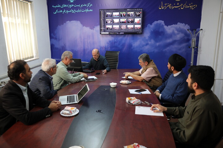 تصاویر/ داوری نهایی دومین و سومین پویش عکس «طریق العلماء» با حضور جمعی از اساتید و چهره‌های برجسته عرصه عکاسی در دبیرخانه دائمی جشنواره هنر آسمانی حوزه علمیه