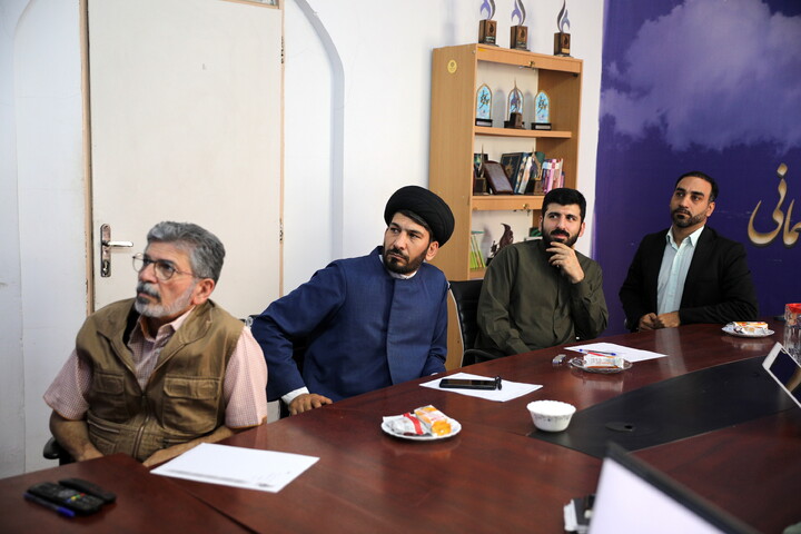 تصاویر/ داوری نهایی دومین و سومین پویش عکس «طریق العلماء» با حضور جمعی از اساتید و چهره‌های برجسته عرصه عکاسی در دبیرخانه دائمی جشنواره هنر آسمانی حوزه علمیه