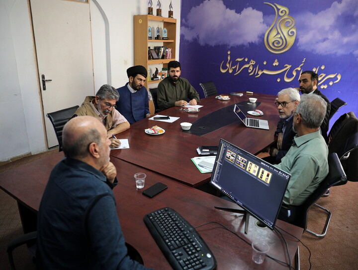 تصاویر/ داوری نهایی دومین و سومین پویش عکس «طریق العلماء» با حضور جمعی از اساتید و چهره‌های برجسته عرصه عکاسی در دبیرخانه دائمی جشنواره هنر آسمانی حوزه علمیه