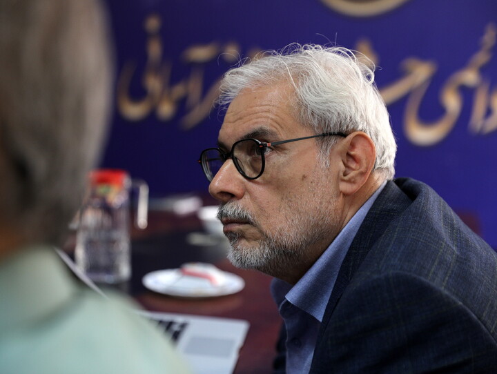 تصاویر/ داوری نهایی دومین و سومین پویش عکس «طریق العلماء» با حضور جمعی از اساتید و چهره‌های برجسته عرصه عکاسی در دبیرخانه دائمی جشنواره هنر آسمانی حوزه علمیه