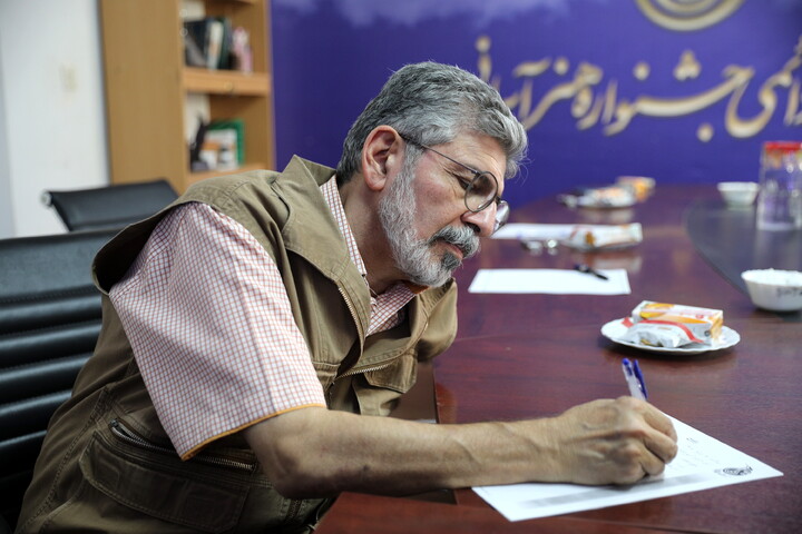 تصاویر/ داوری نهایی دومین و سومین پویش عکس «طریق العلماء» با حضور جمعی از اساتید و چهره‌های برجسته عرصه عکاسی در دبیرخانه دائمی جشنواره هنر آسمانی حوزه علمیه