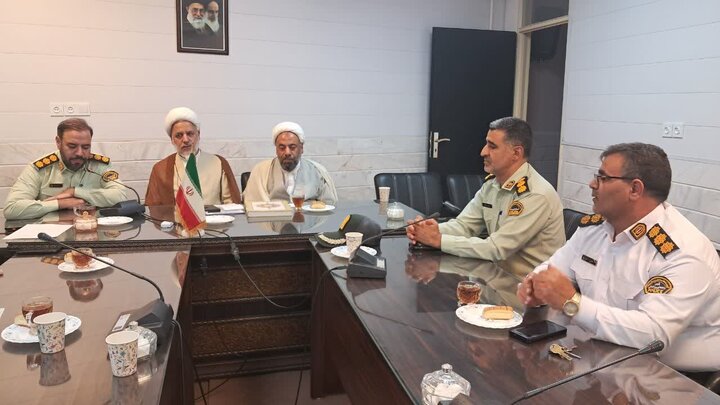 تصاویر/دیدار فرمانده و کارکنان انتظامی شهرستان ساوه با امام جمعه این شهرستان