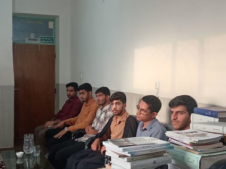 تصاویر/ برگزاری کارگاه پژوهشی با موضوع تحلیل مفهومی و آشنایی با نرم افزار نور در مدرسه علمیه قائمیه شهرستان بم