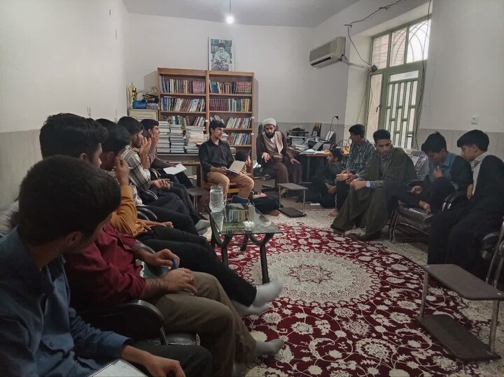 تصاویر/ برگزاری کارگاه پژوهشی با موضوع تحلیل مفهومی و آشنایی با نرم افزار نور در مدرسه علمیه قائمیه شهرستان بم