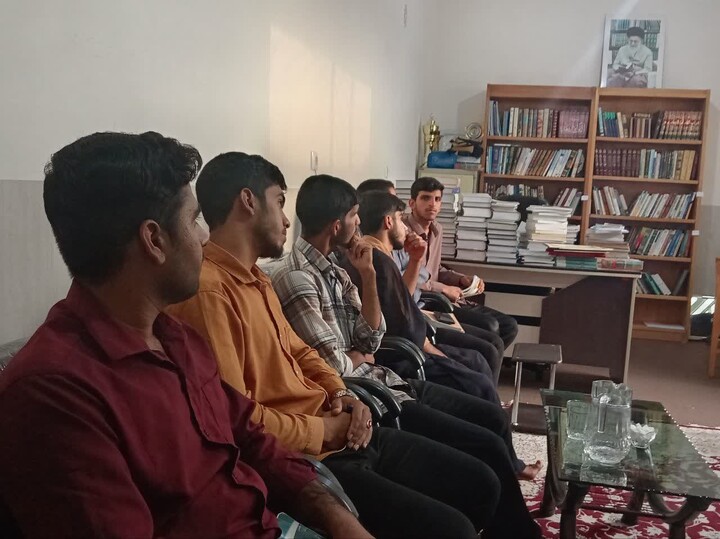 تصاویر/ برگزاری کارگاه پژوهشی با موضوع تحلیل مفهومی و آشنایی با نرم افزار نور در مدرسه علمیه قائمیه شهرستان بم