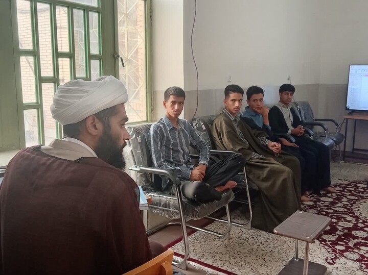 تصاویر/ برگزاری کارگاه پژوهشی با موضوع تحلیل مفهومی و آشنایی با نرم افزار نور در مدرسه علمیه قائمیه شهرستان بم